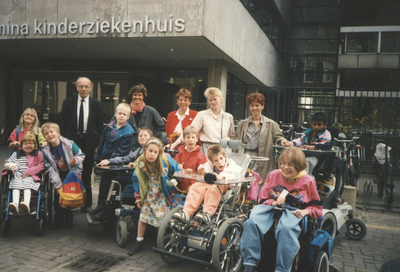 605873 Afbeelding van een groepje patiënten en medewerkers van het Wilhelmina Kinderziekenhuis (Nieuwegracht 137) te Utrecht.